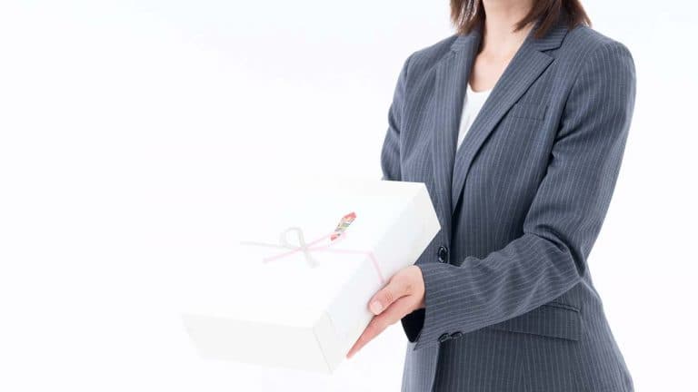 ビジネスシーンでのお中元やお歳暮の基礎知識|時期や予算・マナーからおすすめの贈り物まで紹介
